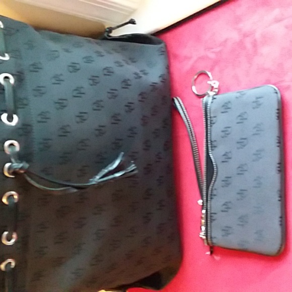 Dooney Black Shoulder Bag. With Matching Wristlet NEW ❤Excellent Condition - Picture 15 of 16